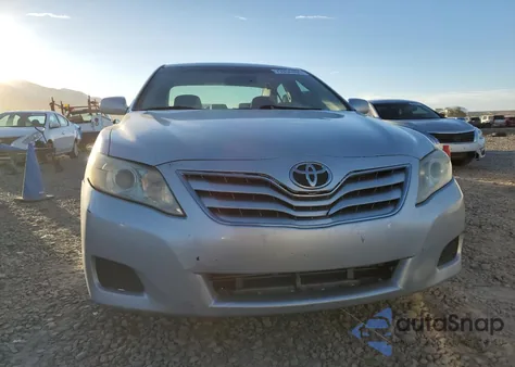 2011 Toyota Camry Base z USA, uszkodzony, nr VIN 4T1BF3EK6BU177128